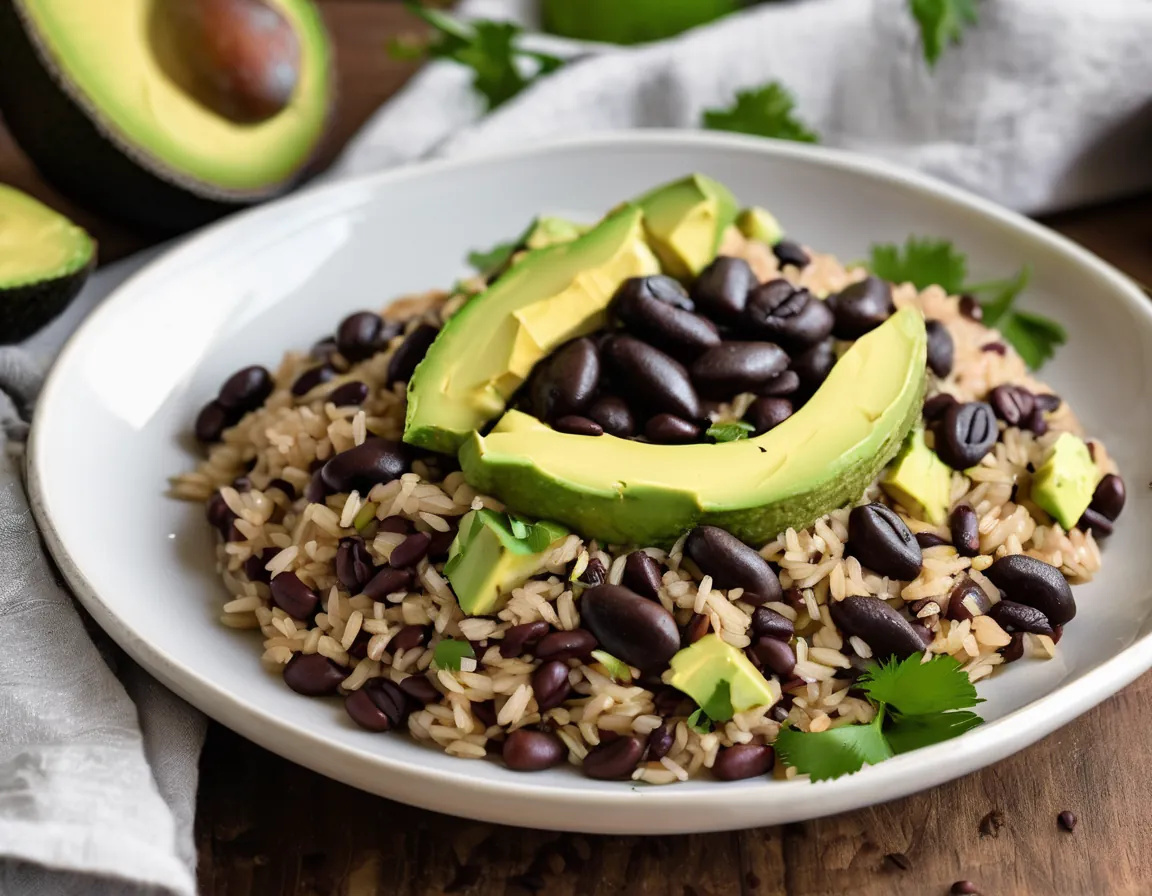 Arroz Integral con Frijoles Negros y Aguacate